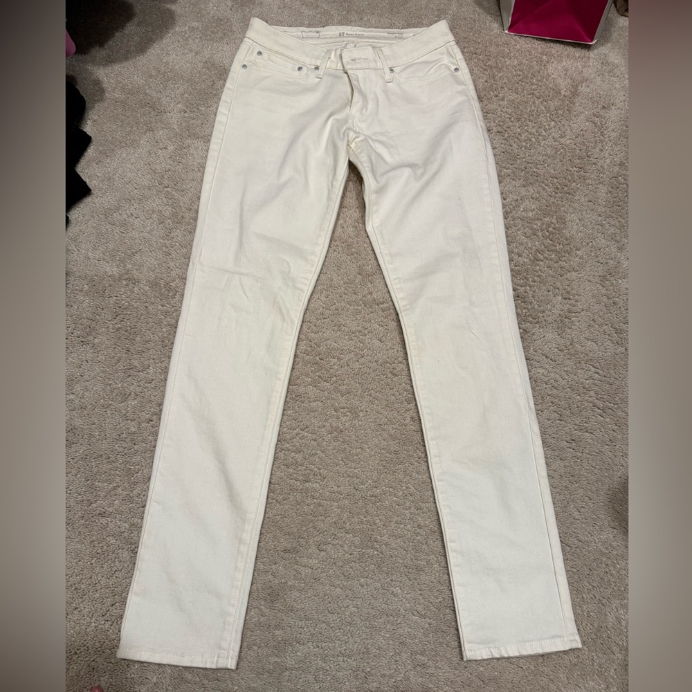 Women’s white Levi Jeans